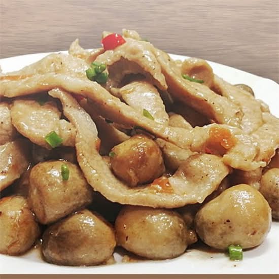 姜葱蘑菇炒爽肉 Stir-Fried Pork with Mushroom, Ginger & Scallion